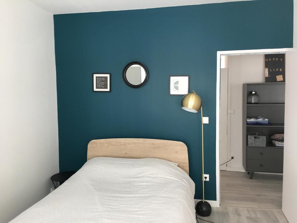 Dormitorio azul con cama y pared azul en CosyRouen Bouquet en Ruan