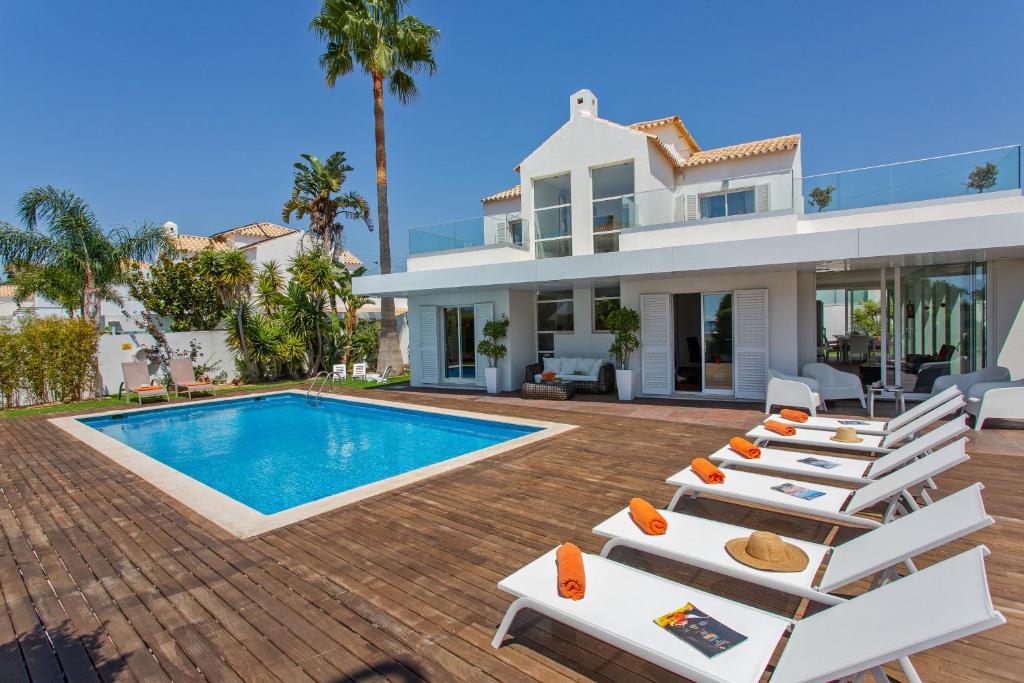 uma villa com uma piscina e uma casa em Villa Maresia Dourada em Guia