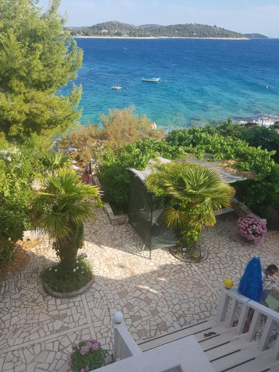 un patio avec vue sur l'océan dans l'établissement Apartments Rora, à Rogoznica