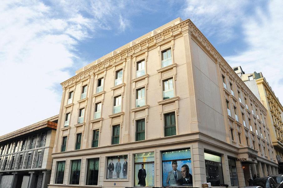 un grand bâtiment au coin d'une rue dans l'établissement Akgun Hotel Beyazit, à Istanbul