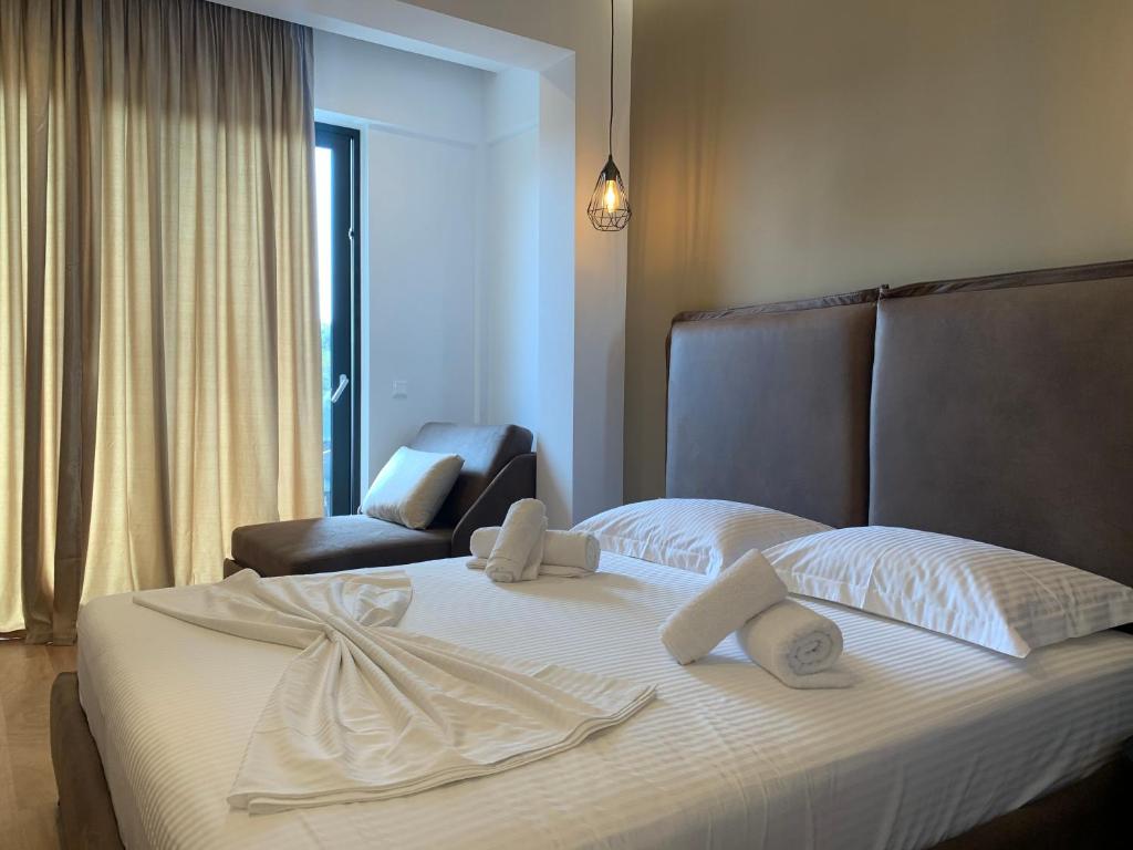 Llit o llits en una habitació de Hotel Platon
