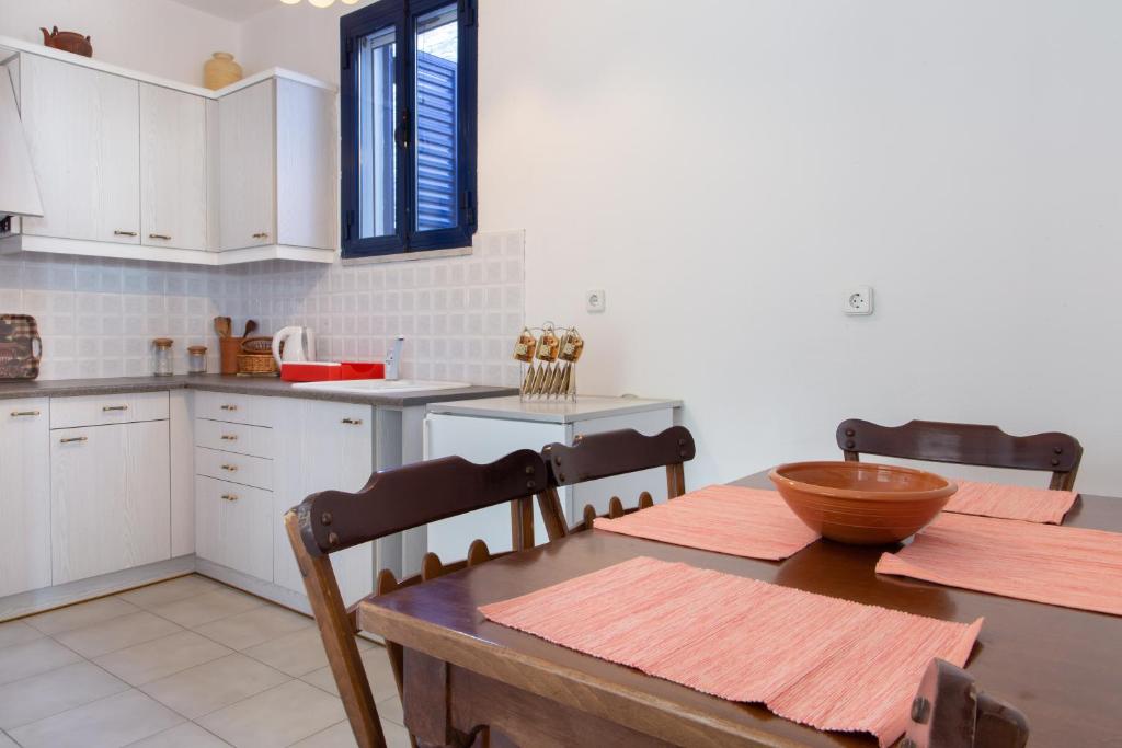 A kitchen or kitchenette at villa hena