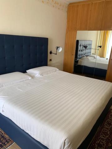 Łóżko lub łóżka w pokoju w obiekcie Lolli Palace Hotel