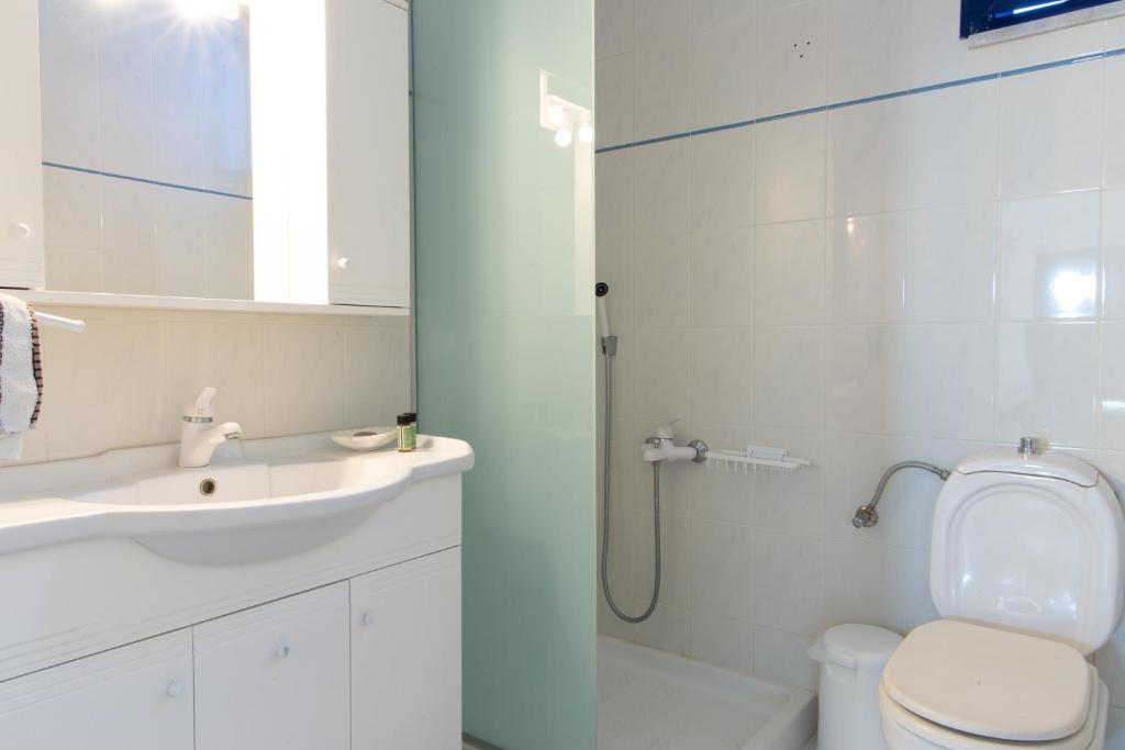 A bathroom at villa hena
