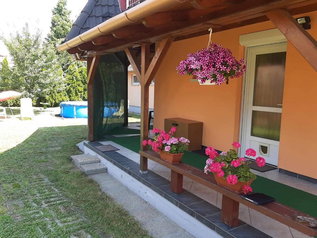 een huis met bloemen erop bij Süti Nyaraló in Balatonmáriafürdő