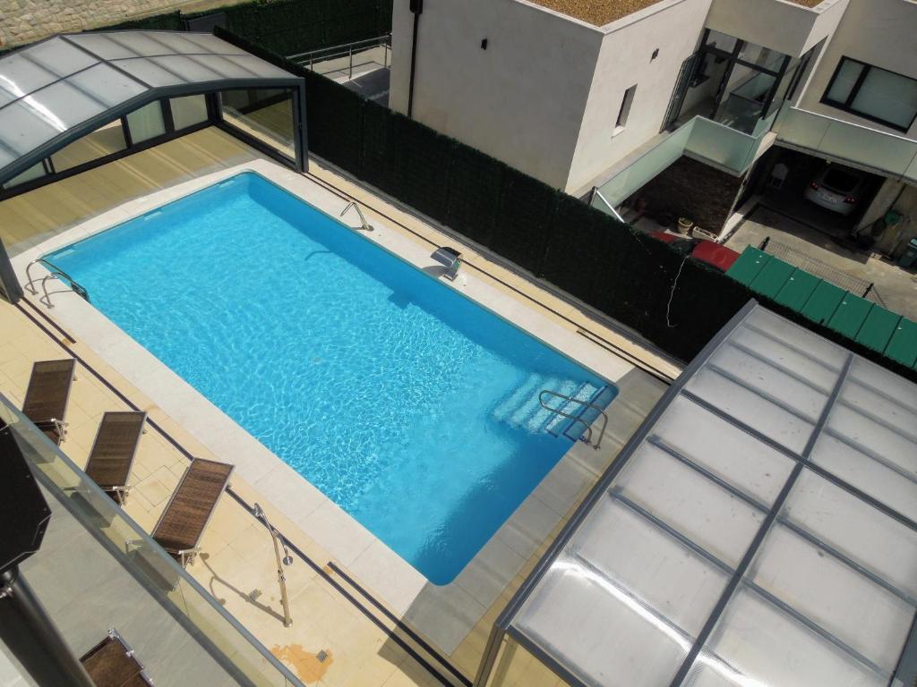 Piscina de la sau aproape de Alojamiento Playa de Covachos 1