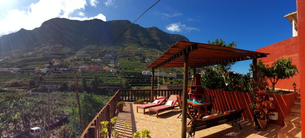een patio met uitzicht op een berg bij Casa Rural La Pitanga in Hermigua
