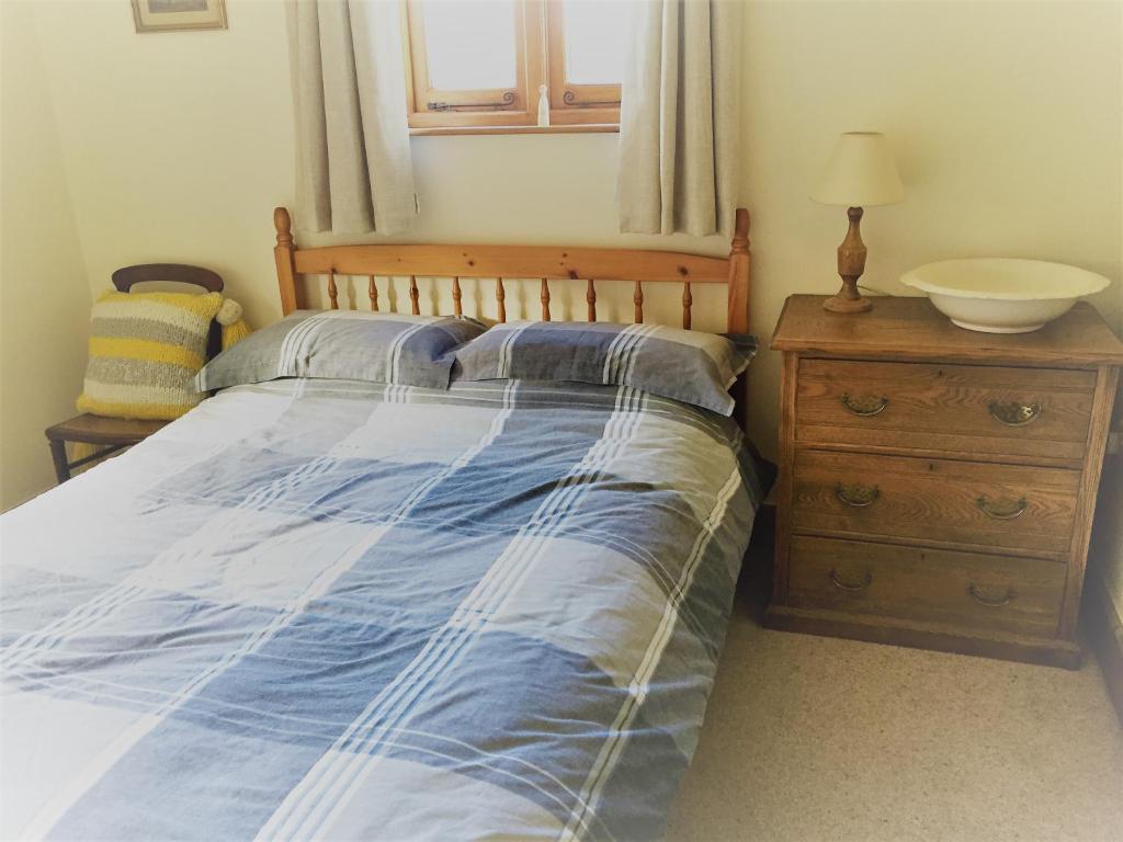 מיטה או מיטות בחדר ב-Oak Cottage