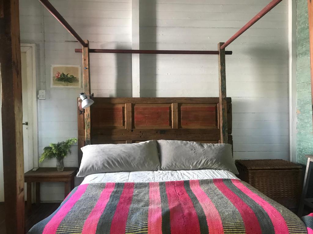 老虎城的住宿－Casa típica de Tigre，一间卧室配有一张带木制床头板的床