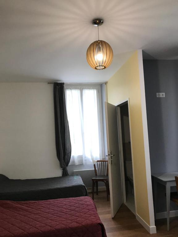 Postel nebo postele na pokoji v ubytování Hôtel du Clos Fleuri