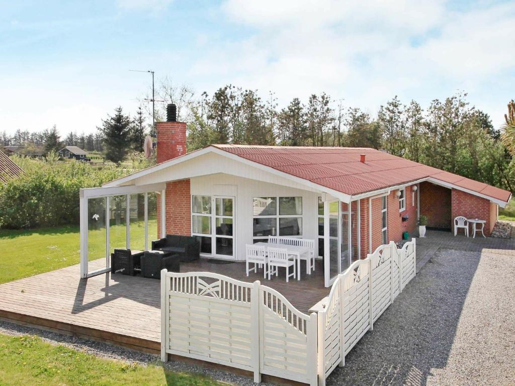 Fjand Gårdeにある6 person holiday home in Ulfborgの白柵付きの家
