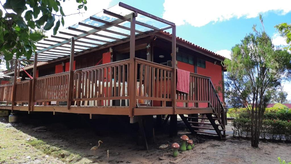 een huis met een terras aan de zijkant bij Chalé em Barreirinhas 599,00 6 pessoas in Itaqui