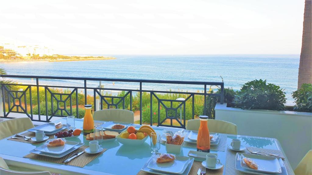 エステポナにあるLUXURY APARTMENT FRONTAL BEACH in Doncella Beachの海の景色を望むテーブル