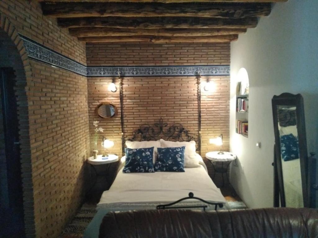 1 dormitorio con 1 cama grande y 2 mesitas de noche en Casa Maldonado, en Yátor
