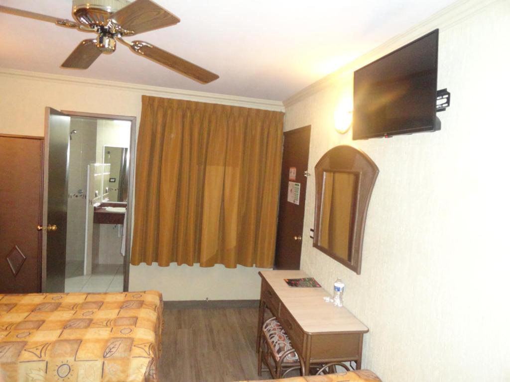 TV a/nebo společenská místnost v ubytování Hotel Plaza Crystal