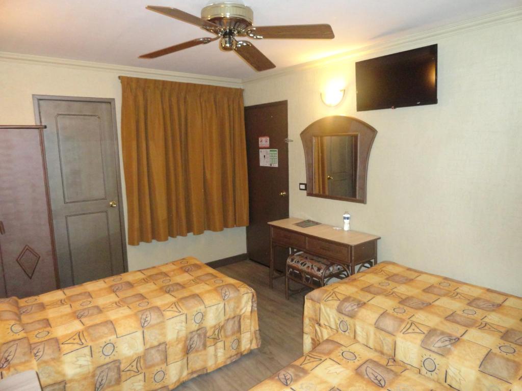 Postel nebo postele na pokoji v ubytování Hotel Plaza Crystal