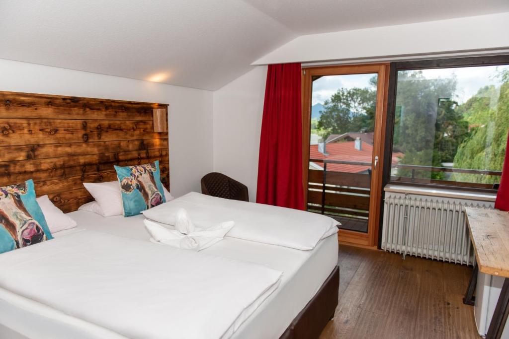 Postel nebo postele na pokoji v ubytování Hotel Alpenglühn