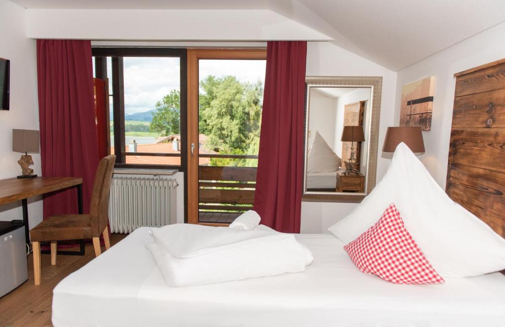 Postel nebo postele na pokoji v ubytování Hotel Alpenglühn