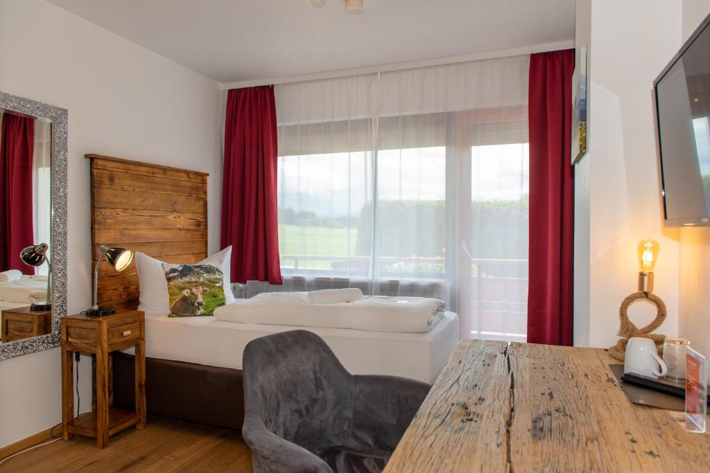 Postel nebo postele na pokoji v ubytování Hotel Alpenglühn