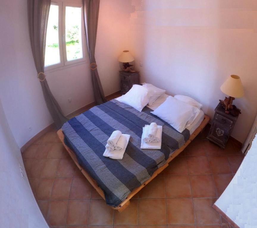 ベルゴデールにあるL'Alivi di l'Osariのベッドルーム1室(ベッド1台、タオル2枚付)