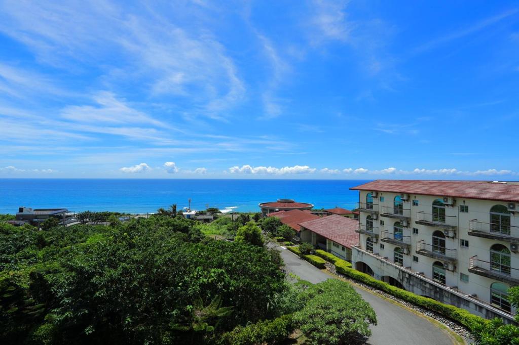 een uitzicht op een gebouw met de oceaan op de achtergrond bij Hledu Hotel in Yanliau
