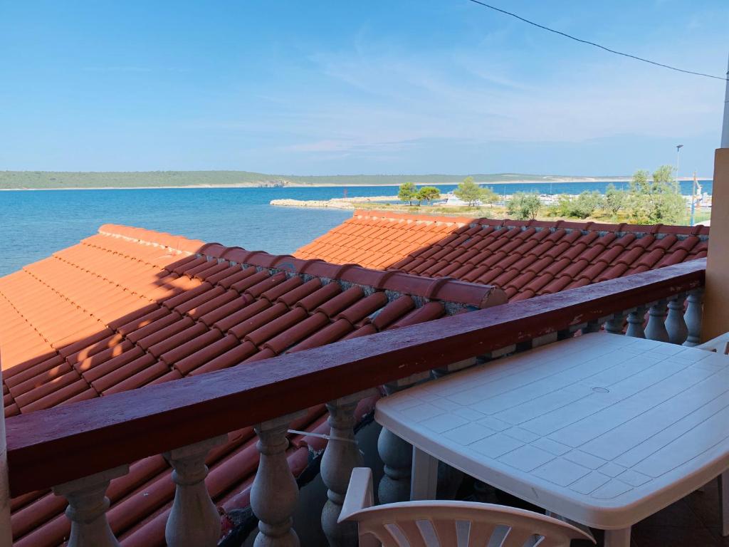 - une table sur un balcon avec vue sur l'eau dans l'établissement Apartment 4 Persons - direct by the sea, 1st floor, à Ljubač