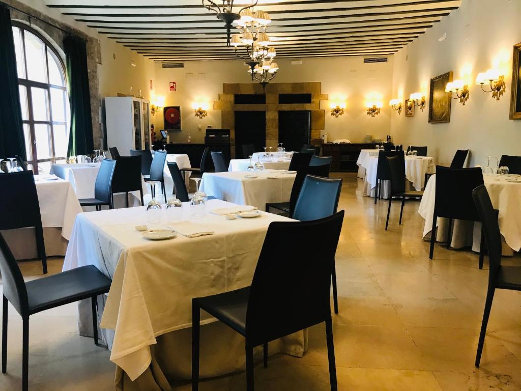 Un restaurante o sitio para comer en Parador de Santillana Gil Blas
