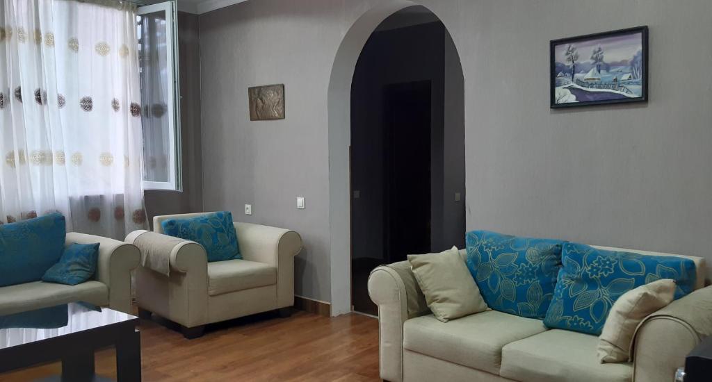 - un salon avec deux chaises, un canapé et une table dans l'établissement Dream House, à Mtskheta