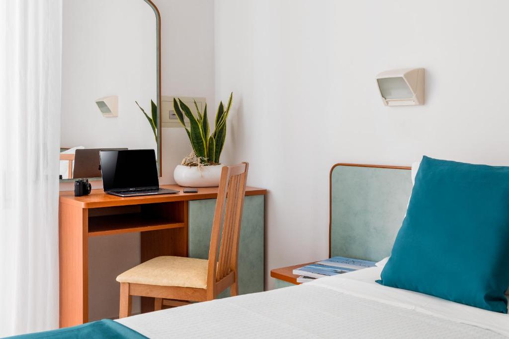 TV a/nebo společenská místnost v ubytování Hotel Très Jolie