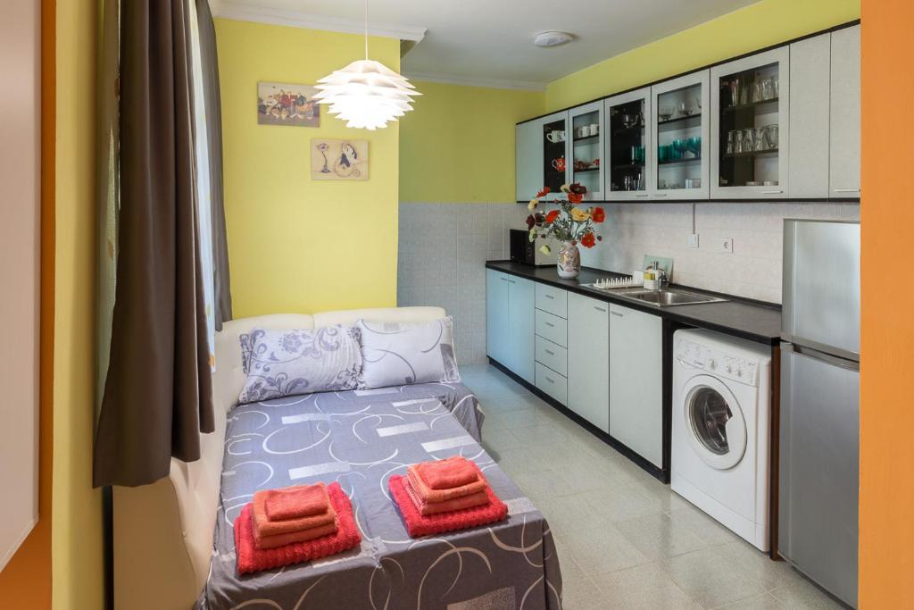 Cette petite chambre comprend un lave-linge et un sèche-linge. dans l'établissement Kapriz - 2 beds aptmnt near the beach, à Varna