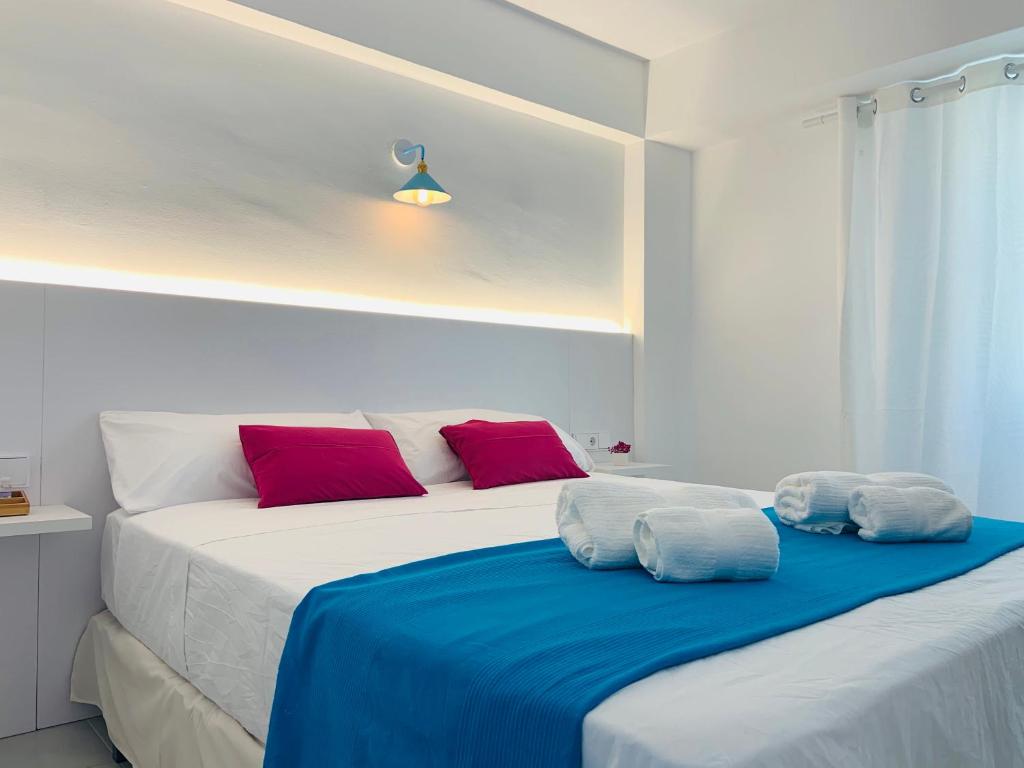 Postel nebo postele na pokoji v ubytování Seafront New Apartment Boutique