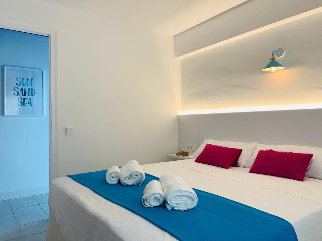 Postel nebo postele na pokoji v ubytování Seafront New Apartment Boutique