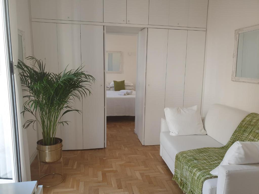 A bed or beds in a room at Erida 2 Apartment Spanish Steps