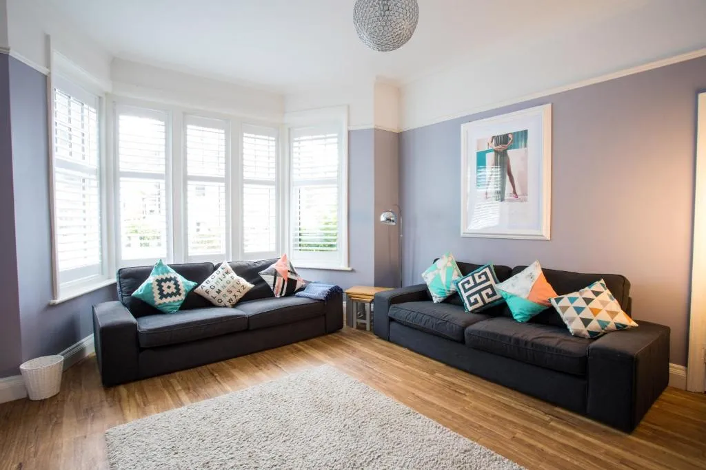 Huge Bournemouth Beach House Sleeps 23 - Beauty Room - Pet Friendly, Bournemouth, United Kingdom