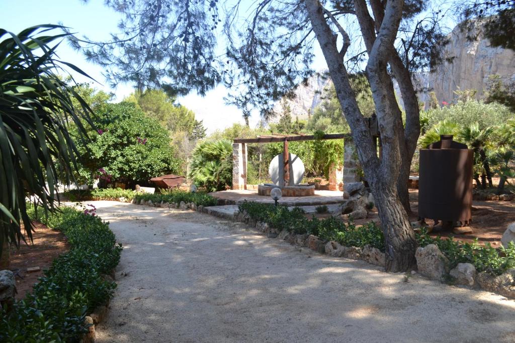 Vonkajšia záhrada v ubytovaní Villa Paradiso Riserva Naturale Monte Cofano