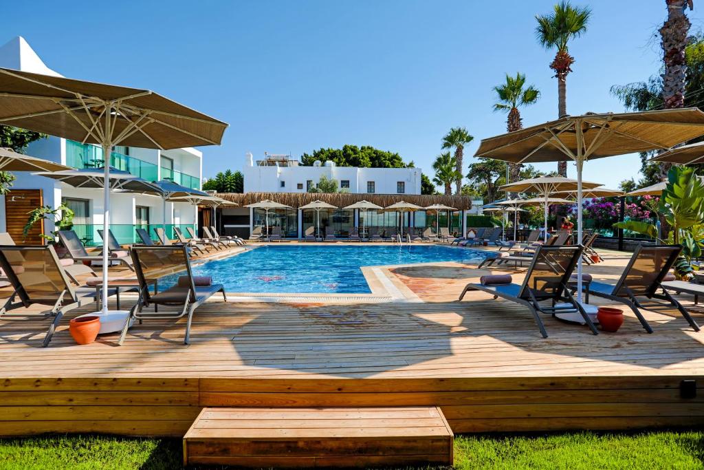 Bazén v ubytování Yalıpark Beach Hotel nebo v jeho okolí
