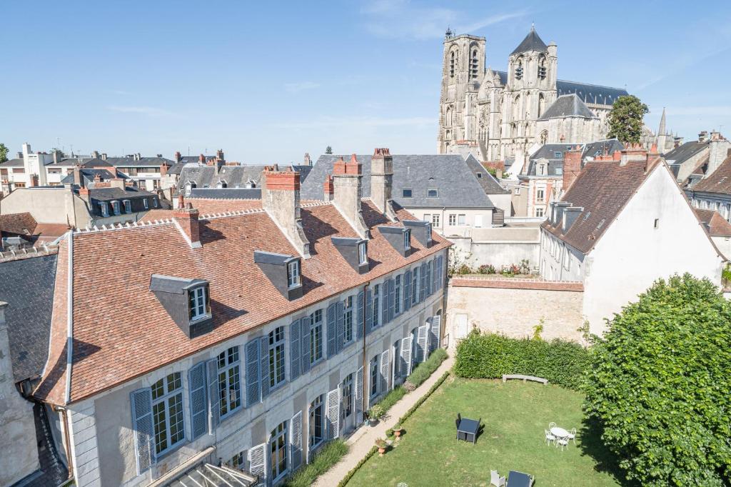 an aerial view of a city with buildings at L'Hotel de Panette, Un exceptionnel château en ville - Chambres et suites historiques, parking - Petit Déjeuner offert in Bourges