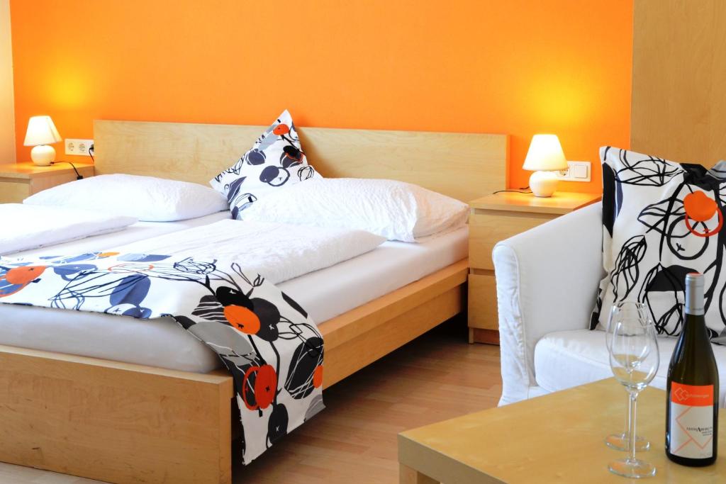 1 dormitorio con cama, sofá y mesa en HOTEL MARIA, en Gramatneusiedl