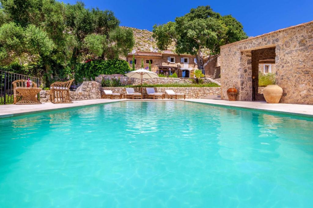 una piscina de agua azul en una casa en Villa Can Suau Petit, en Port de Pollença (Puerto Pollensa)