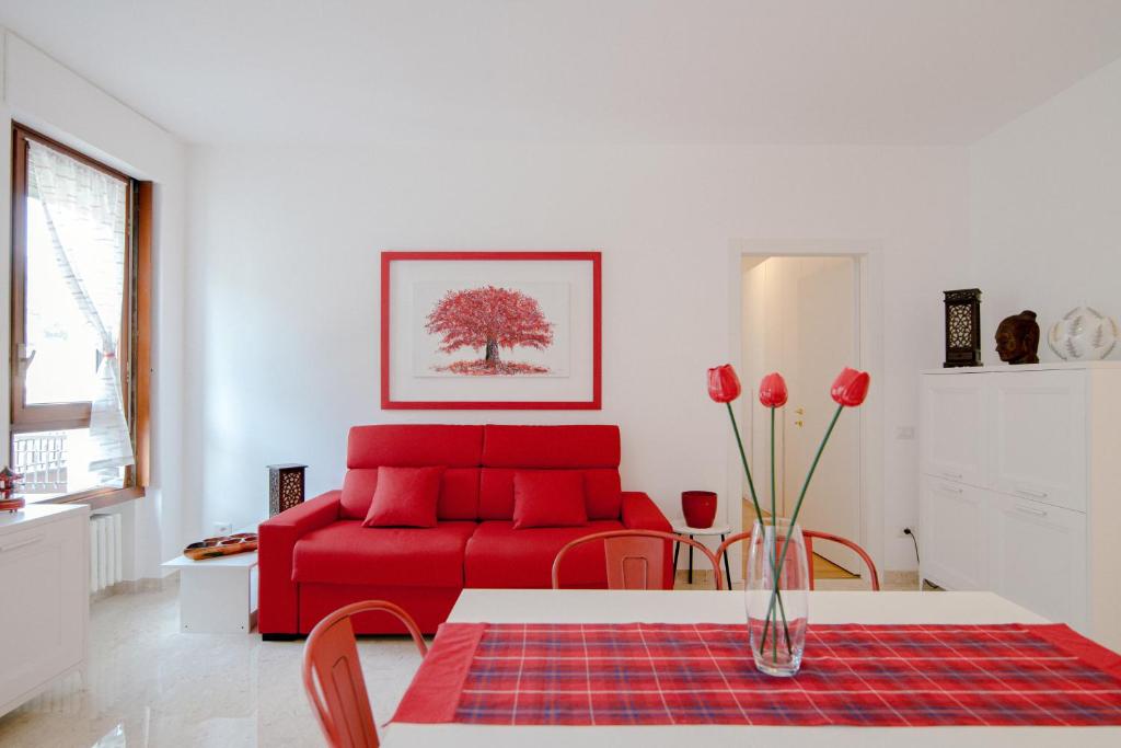 un soggiorno con divano rosso e tavolo di Dodo Red - The House Of Travelers a Como