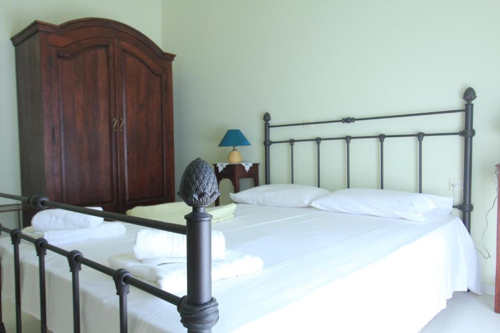 A bed or beds in a room at iliobasilema studios & apartments