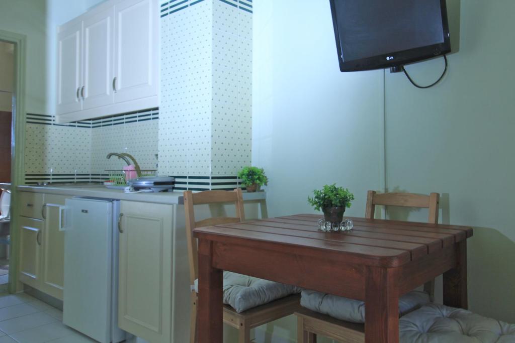 A kitchen or kitchenette at iliobasilema studios & apartments