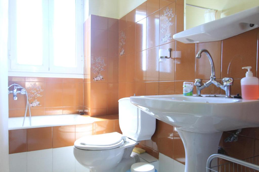 A bathroom at iliobasilema studios & apartments