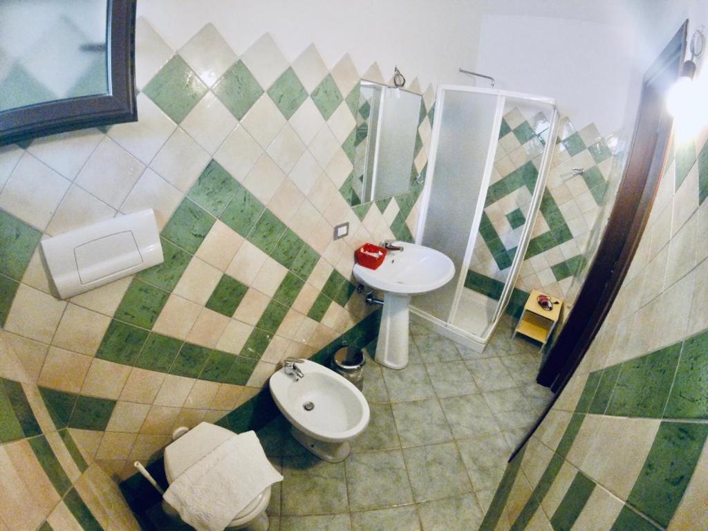 ein Bad mit einem WC und einem Waschbecken in der Unterkunft Agriturismo Funtan'Arva in Loculi
