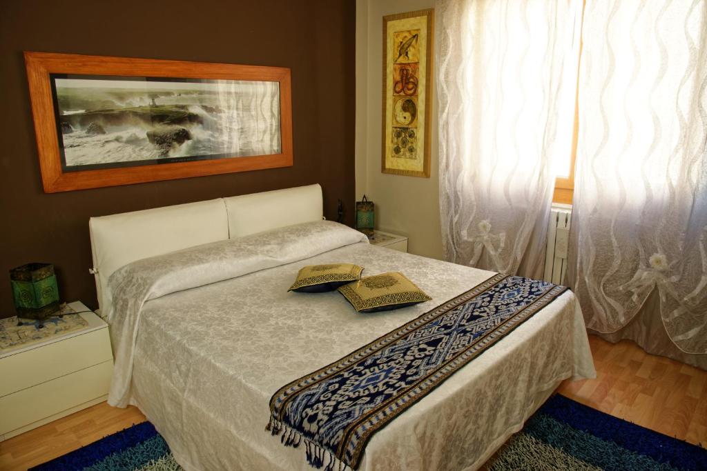 - une chambre avec un lit et 2 oreillers dans l'établissement Patty's Aparthotel SUITE, à Arezzo