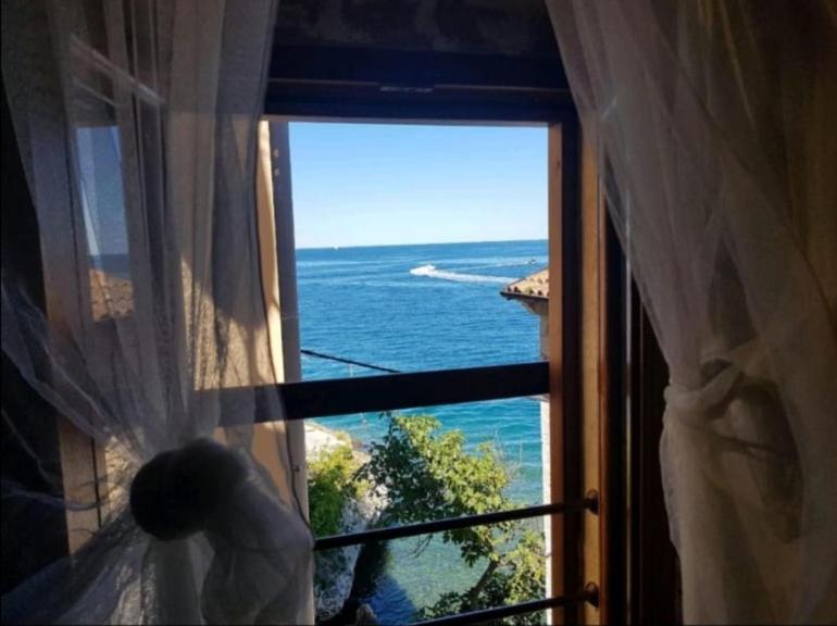 okno z widokiem na ocean w obiekcie Apartment Beatrice. 10mt to the beach :) w Rovinj