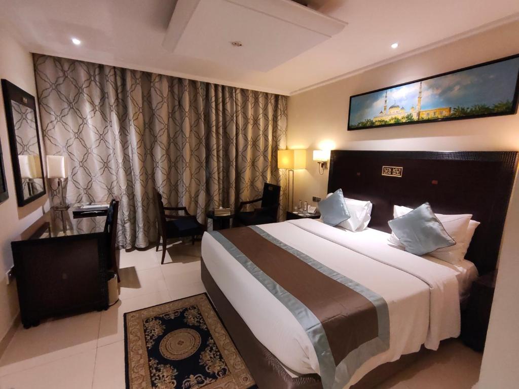 
سرير أو أسرّة في غرفة في Smana Hotel Al Raffa
