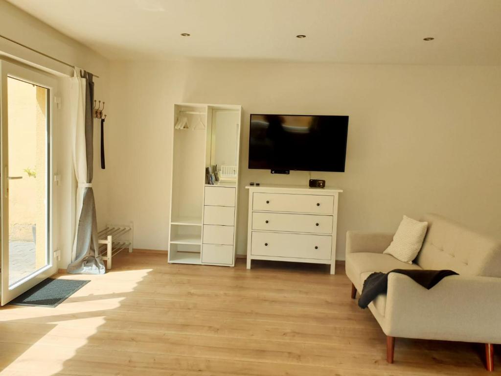 TV a/nebo společenská místnost v ubytování Ferienwohnung im Green