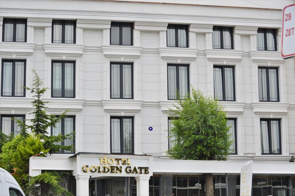 イスタンブールにあるGolden Gate Hotel Old Cityの白い建物(ホテルコロンビア風のカフェ付)