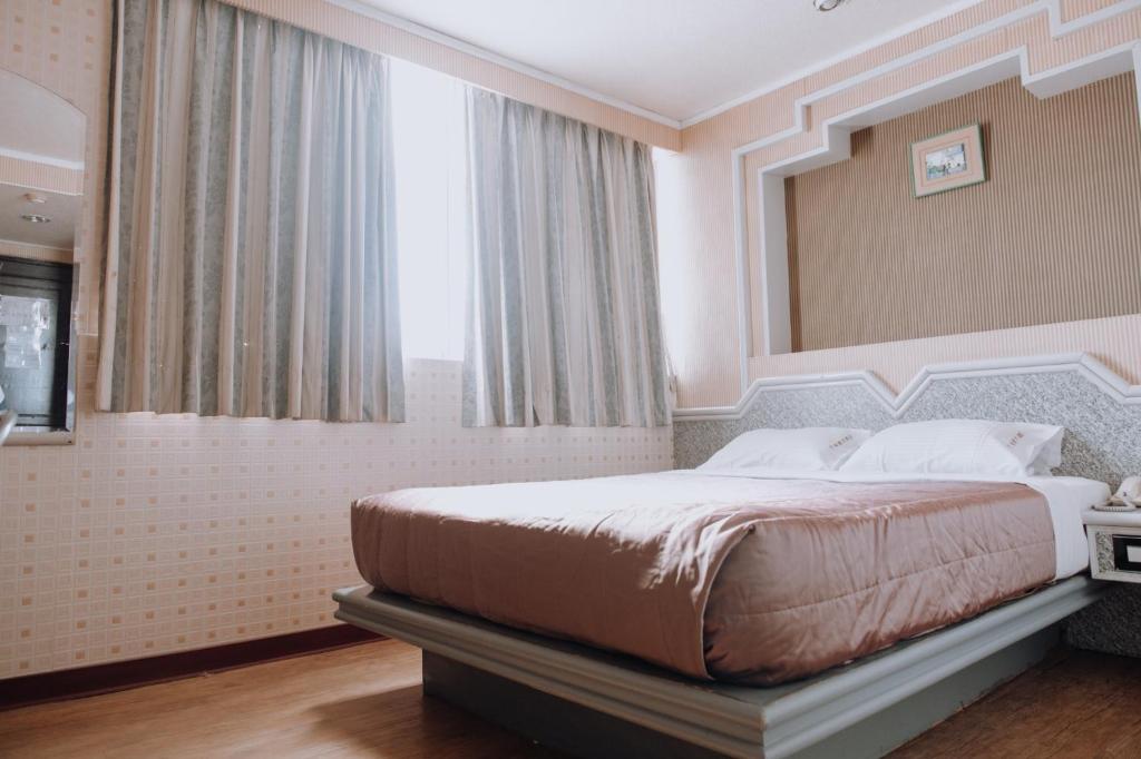 Postel nebo postele na pokoji v ubytování Tong Hsin Hotel